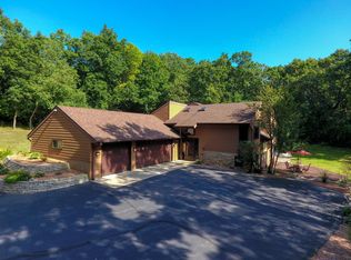 S95W33335 Hickorywood Trl, Mukwonago, WI 53149