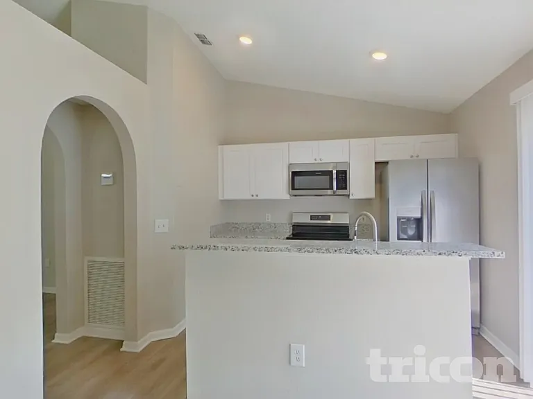 5852 Lake Front Dr — Photo 6