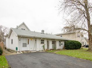 14 Walnut St, Carpentersville, IL 60110
