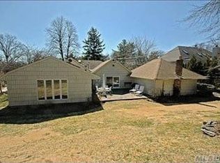 15 Summit Ln, Roslyn Heights, NY 11577