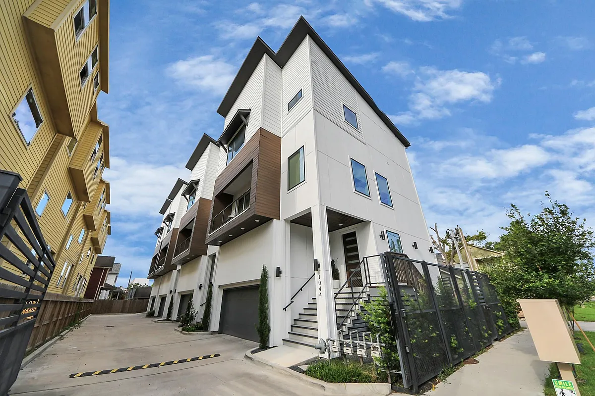 Building Photo - 1044 W 17th St