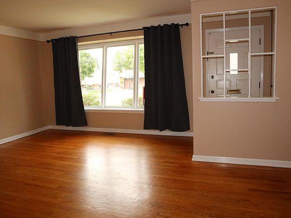 5th image of 32225 Mackenzie Dr