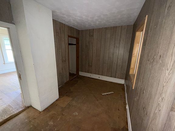 9th image of 124 S Elm St
