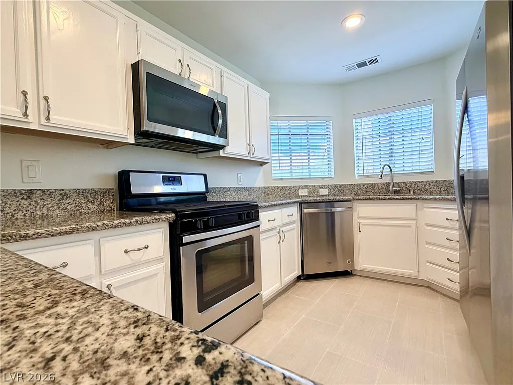 3 bed, 2.5 bath, 1422 sqft, $1,900 — Photo 2