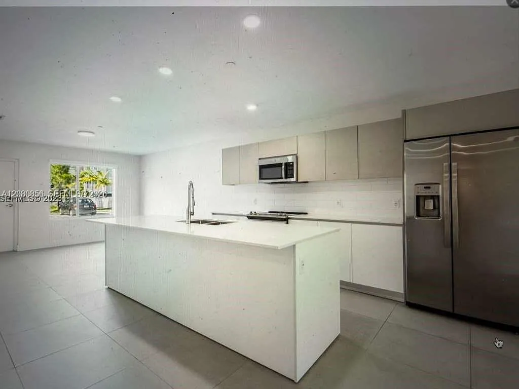 3 bed, 2.5 bath, $2,950 — Photo 2