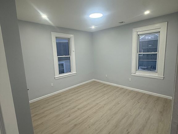 3rd image of 925 S 20th St Floor 2