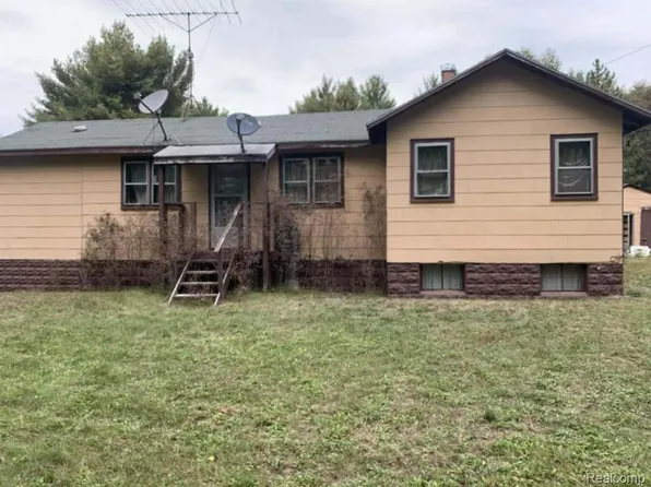 5885 S Shallow Dr, Idlewild, MI 49642