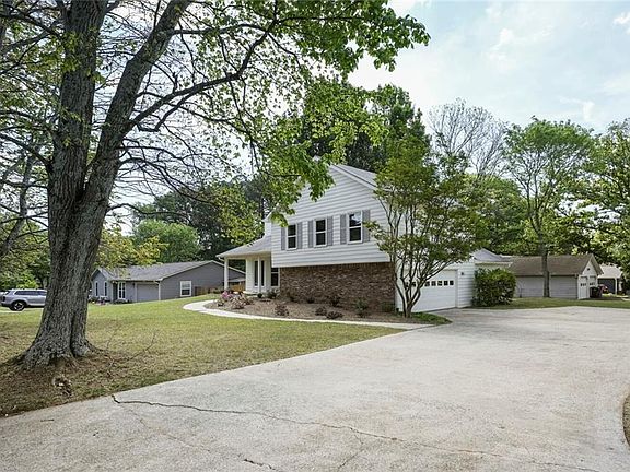 4th image of 11 Parkmont Dr