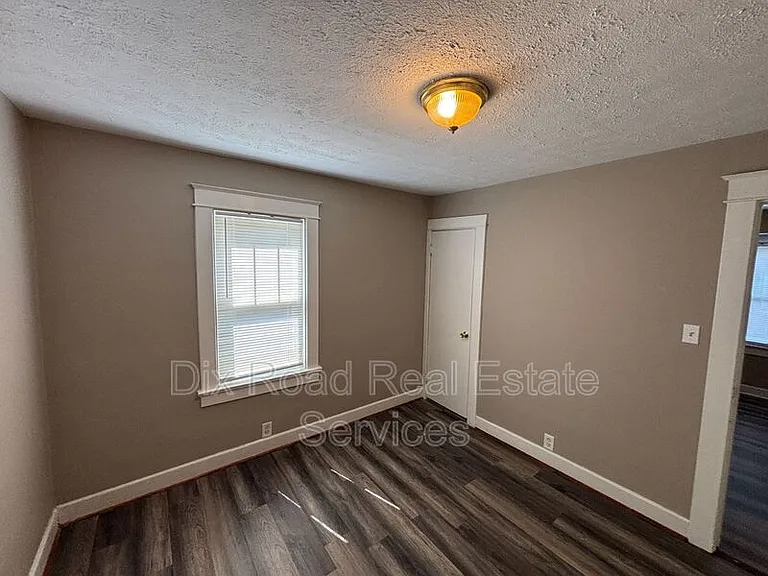 963 N E St — Photo 14