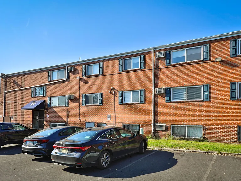 Wayne Court Apartments — Photo 26