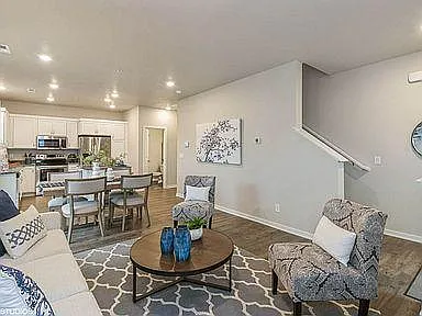 856 NE Larkspur Ave — Photo 3
