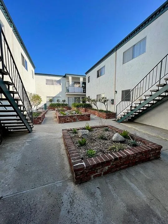11105 Rose Ave — Photo 4