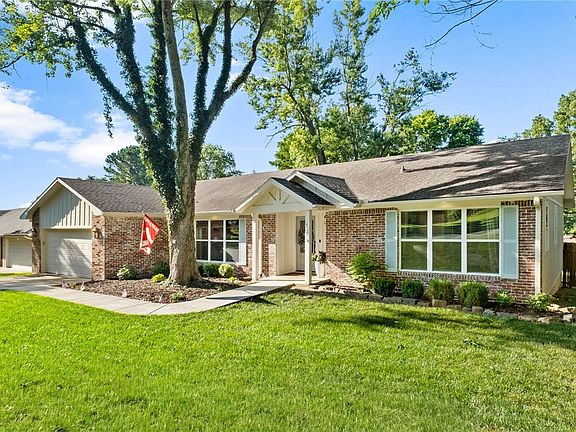 2nd image of 1319 E Sunny Hill Dr