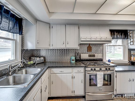 3rd image of 2829 Gerald Ave NE