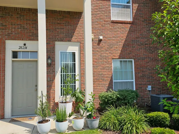 28214 S Pointe Ln, Chesterfield, MI 48051