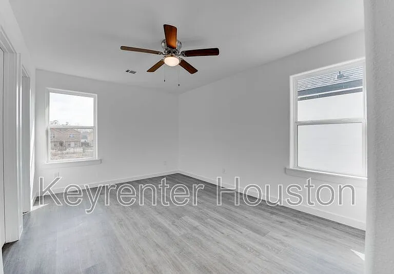 8126 Sterlingshire St #B — Photo 16