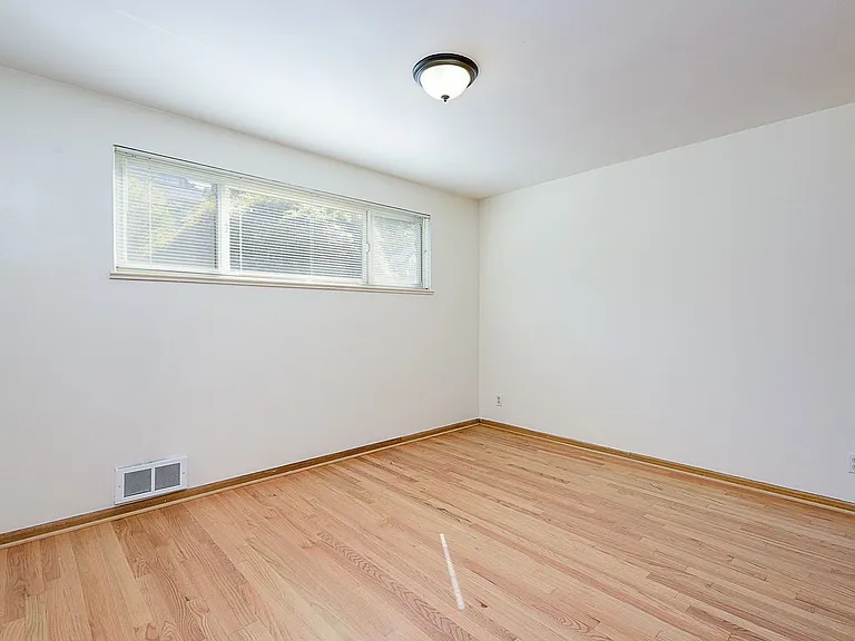 2707 Franklin Ave E — Photo 28