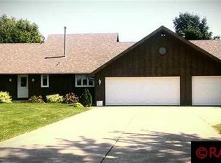 22285 Lakewood Dr, Madison Lake, MN 56063
