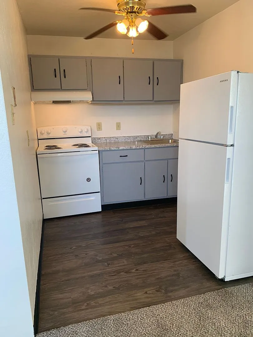 Evergreen Manor Apartments — Photo 3