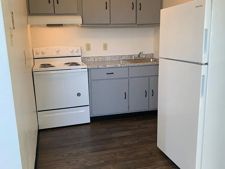 Evergreen Manor Apartments — Photo 3