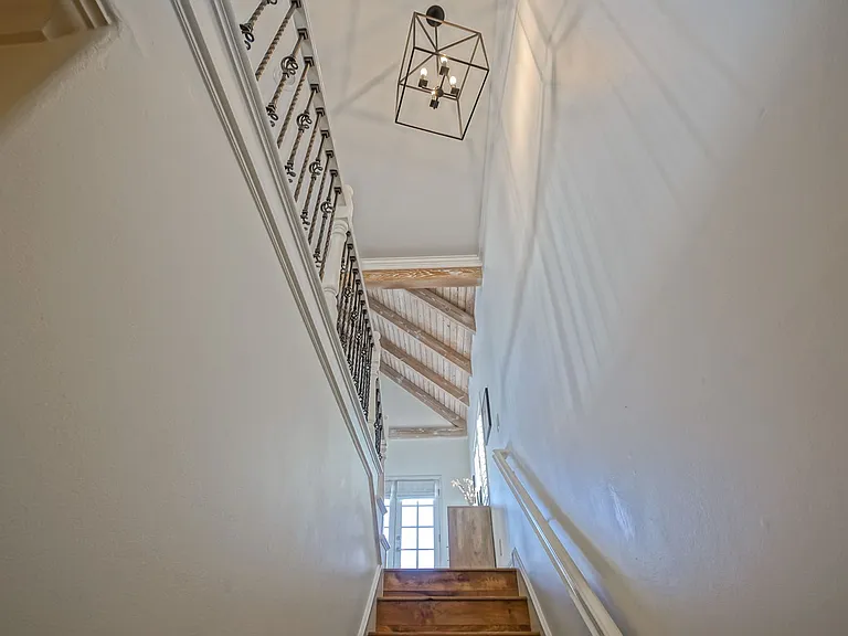 1543 Stanford Ave — Photo 5