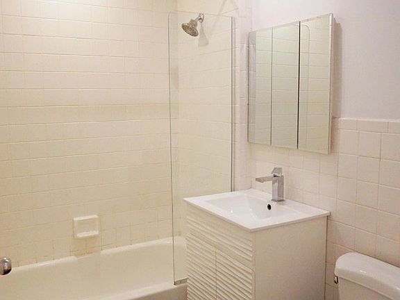 4th image of 321 E 53rd St #3A