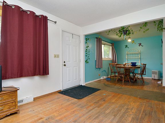 3rd image of 1766 N Laurel Dr