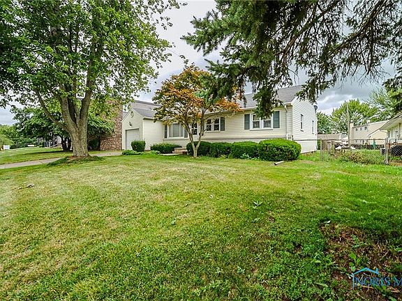 4th image of 100 Rossway Ave