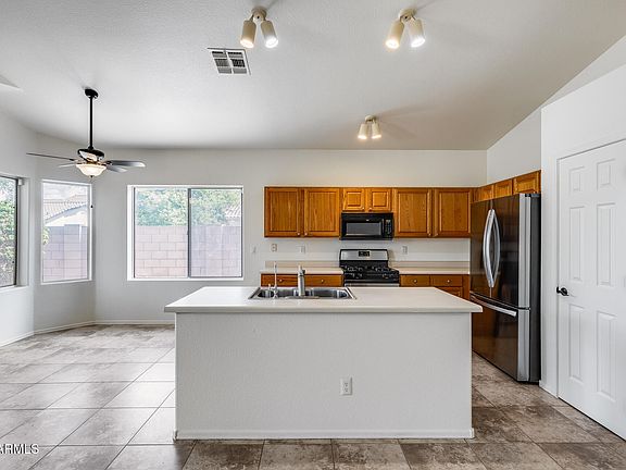 3rd image of 3890 E LEXINGTON Avenue