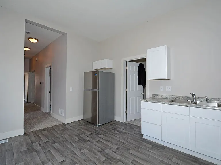 294 Winifred St E — Photo 4