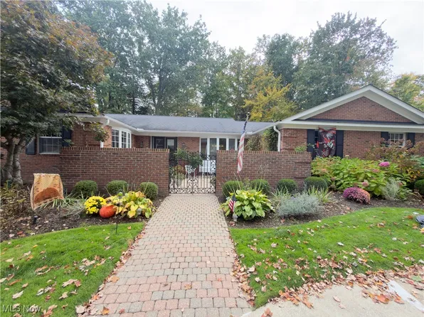 6848 Deepwood Ln, Mayfield Village, OH 44143