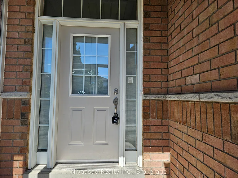 926 Ledbury Cres — Photo 3