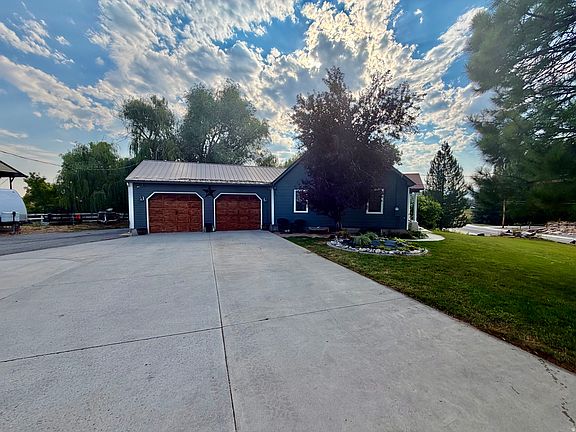 3rd image of 662 E Oneida St