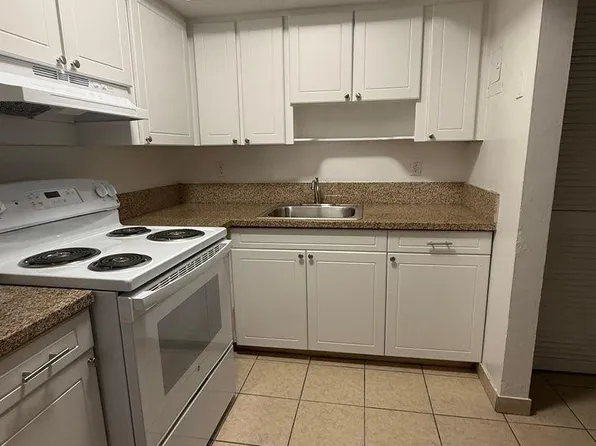 890 NW 39th St, Oakland Park, FL