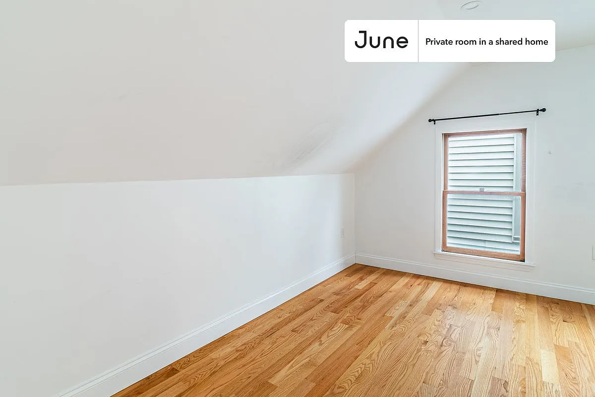 Full bedroom in 6 bed/2 bath home in Somerville #1379 E — Photo 4