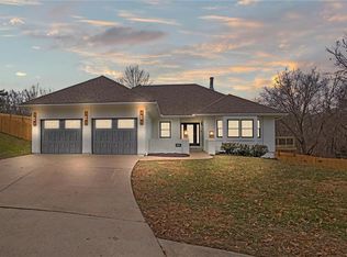 5724 NW Flint Ridge Ct, Kansas City, MO 64151