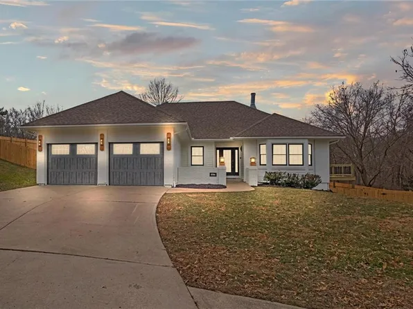 5724 NW Flint Ridge Ct, Kansas City, MO 64151