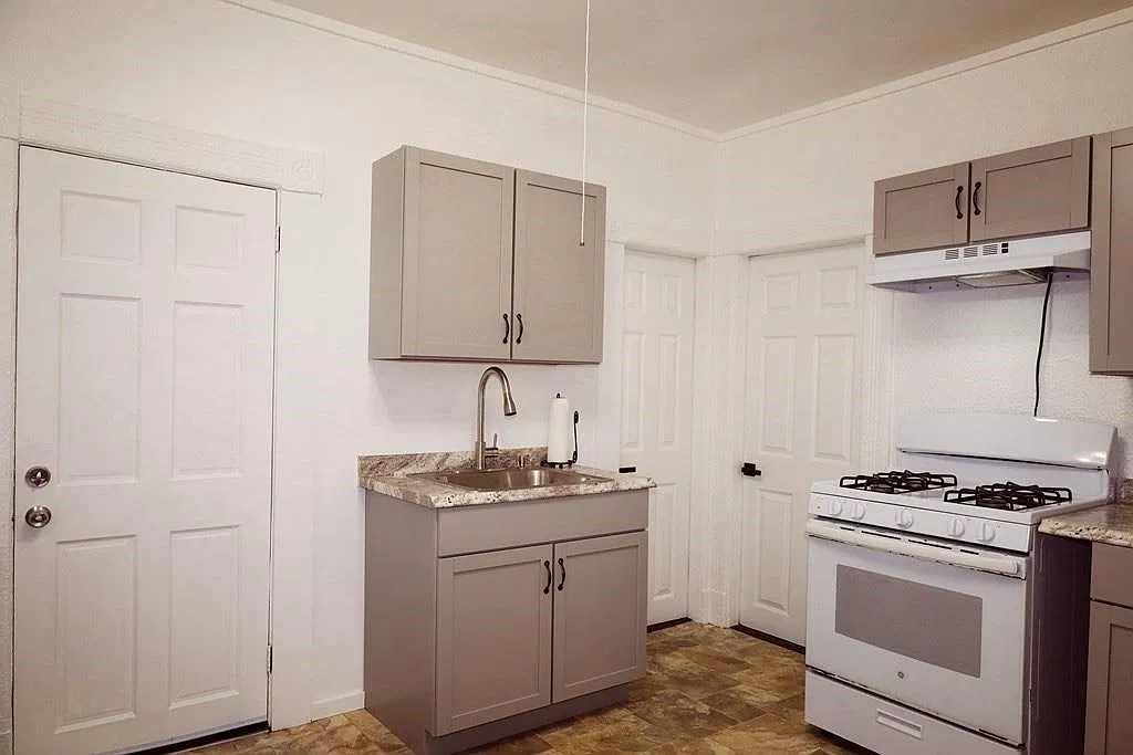 1592 Dwight St — Photo 3