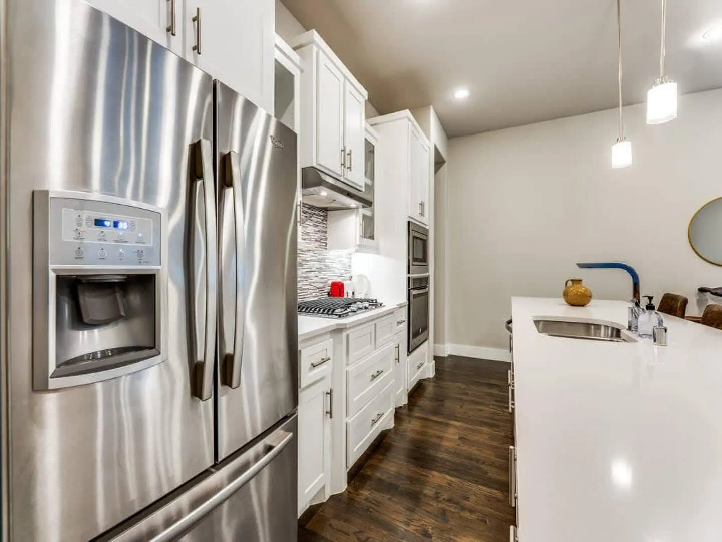 3 bed, 2.5 bath, 1909 sqft, $4,240 — Photo 3