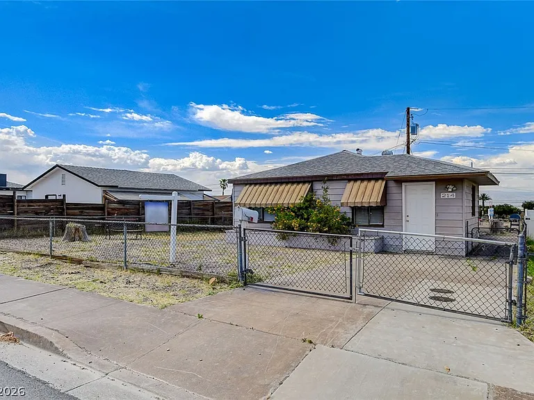 214 W Victory Rd — Photo 28