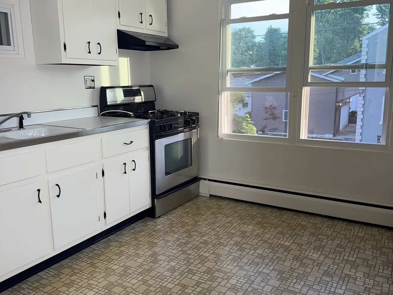3 bed, 2300 sqft, $1,350 — Photo 2