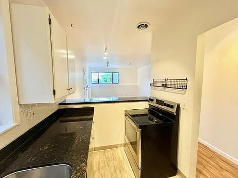 4th image of 2546 Dexter Ave N #101