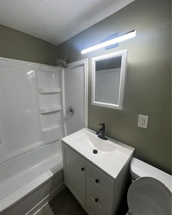 2nd image of 1640 E Division St
