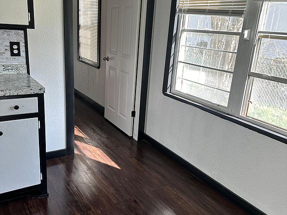 4th image of 910 SW 7th St #1/2