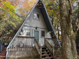7121 Sunset Ln, Pocono Summit, PA 18346