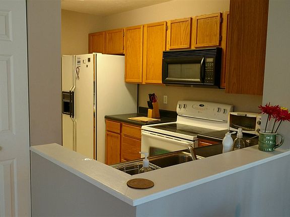 3rd image of 627 Bayberry Ct W