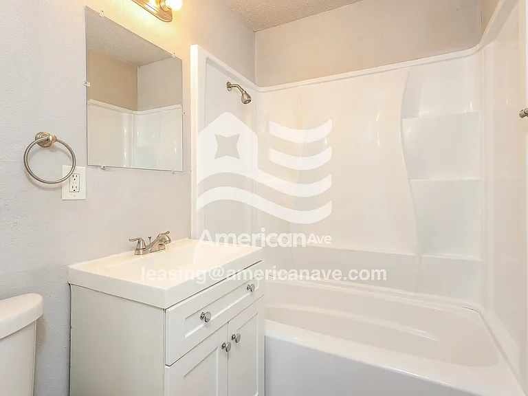 1184107_012_main_bathroom_9.jpg