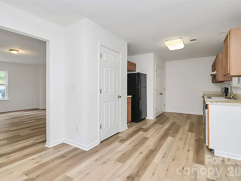 1215 McAllister Dr — Photo 11