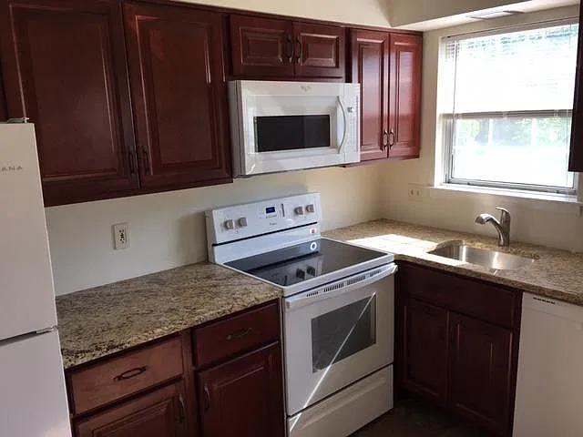 3 bed, 1.5 bath, 1364 sqft, $2,350 — Photo 2