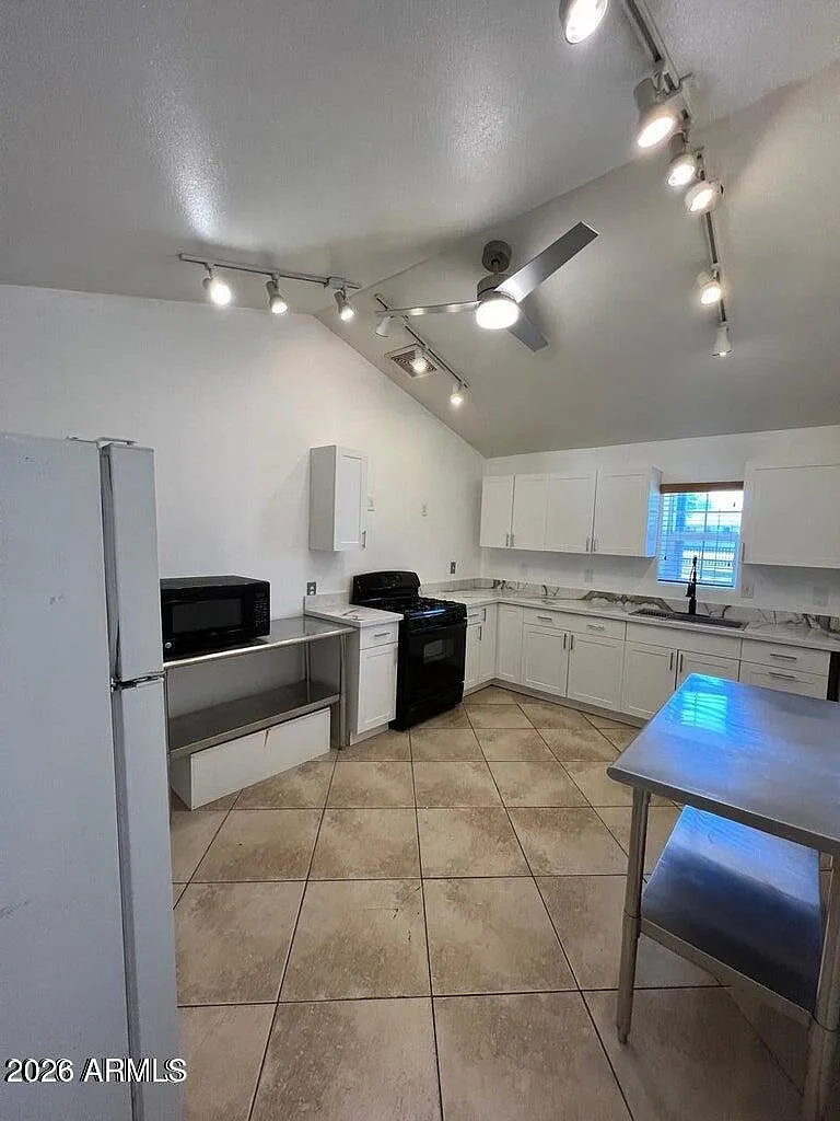 3 bed, 1.0 bath, 1371 sqft, $1,800 — Photo 4